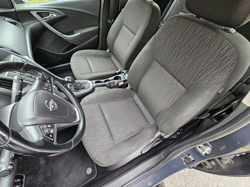 Opel Astra (2013) J 1.7CDTI - fotka 9 z 17