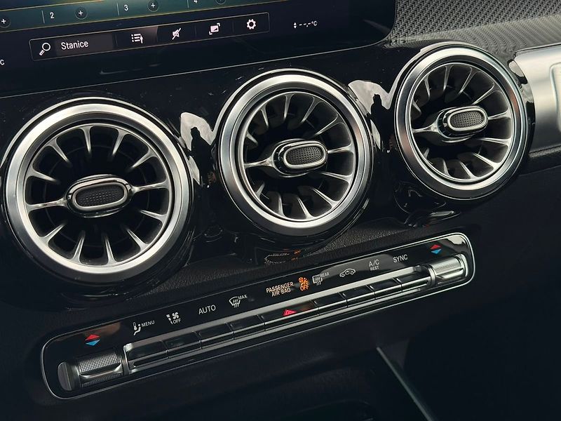 Mercedes-Benz GLB 220d 4MATIC AMG - fotka 16 z 27