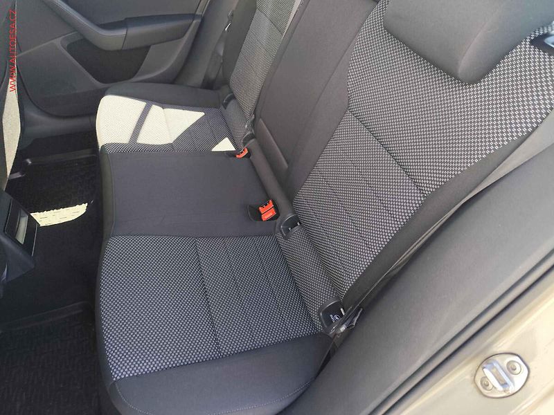 Škoda Octavia (2015) 1.2 TSI, ČR, DSG, AC - fotka 9 z 20