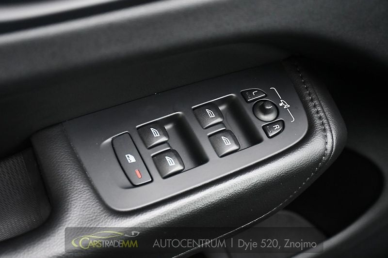 Volvo XC60 B4 AWD mHEV - fotka 23 z 44