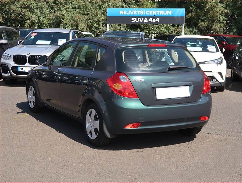 Kia Ceed (2008) 1.4 CVVT, po STK, jezdí dobře - fotka 4 z 14