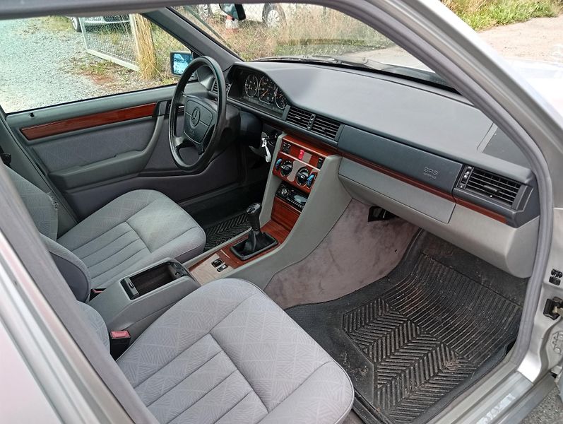 Mercedes-Benz Třídy E E 200 D - fotka 16 z 18