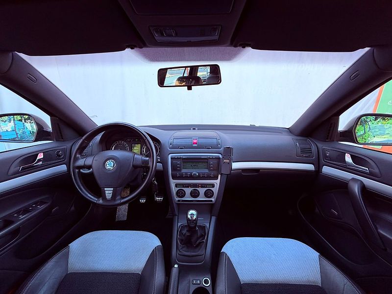 Škoda Octavia 2.0 TFSi RS, ČR - fotka 16 z 25