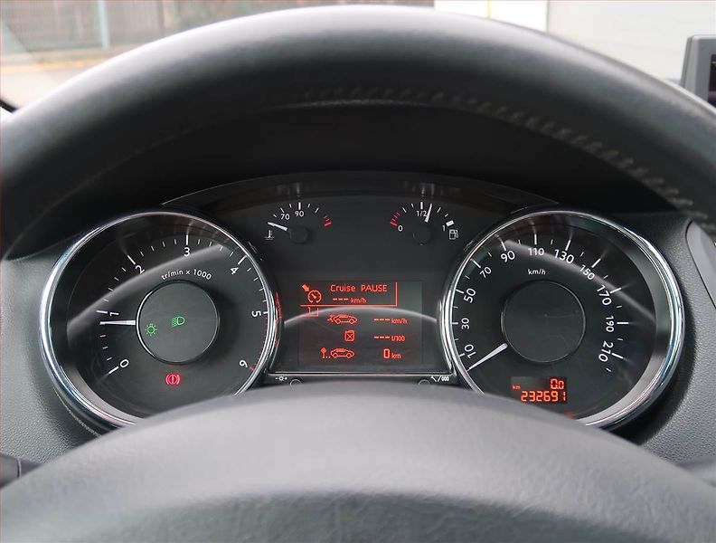 Peugeot 5008 (2011) 2.0 HDI, Navi, Tempomat - fotka 11 z 25