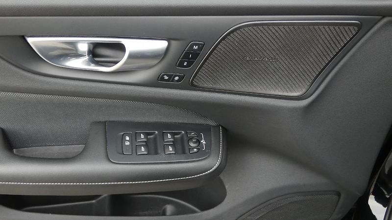 Volvo S60 B5 AWD Ultimate Dark - fotka 9 z 21