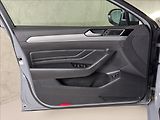 Volkswagen Passat 2,0 TDi  DSG R-Line LED Assist - náhled 20