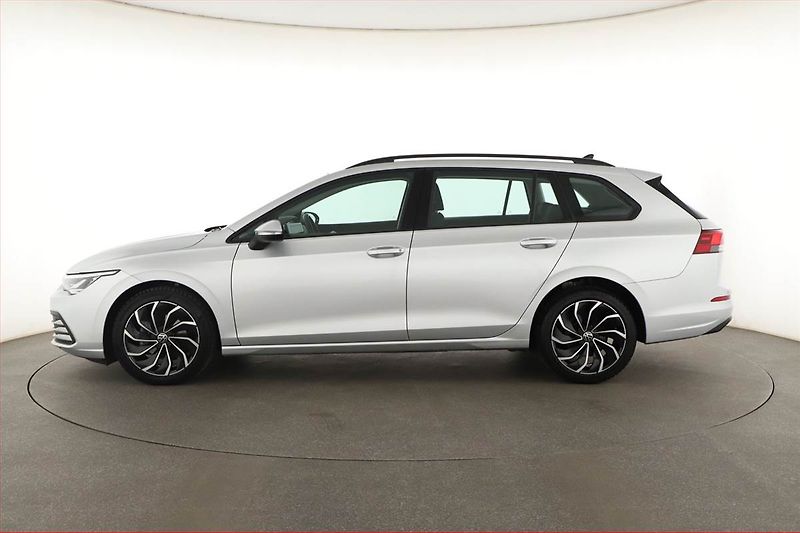 Volkswagen Golf (2021) Life 1.0 TSI, ČR,1.maj - fotka 3 z 18
