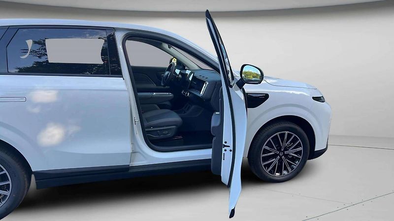 Leapmotor B10 (2026) Design hybrid EV baterie 18,8k - fotka 13 z 34