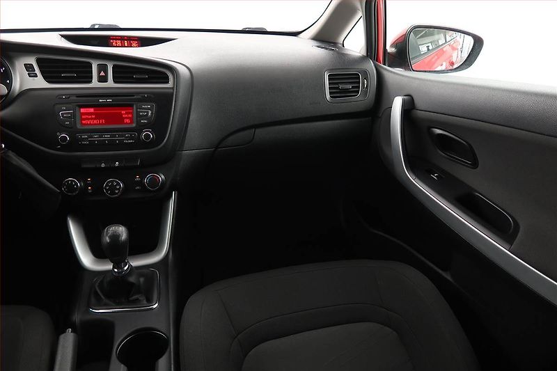 Kia Ceed (2015) 1.4 CVVT, Serv.kniha - fotka 6 z 13