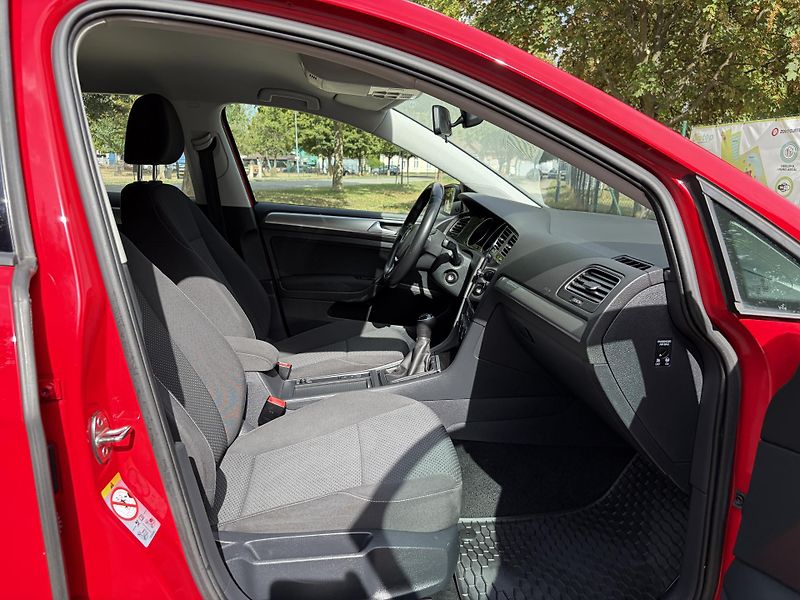 Volkswagen Golf 1.0 TSi Comfort - fotka 20 z 31