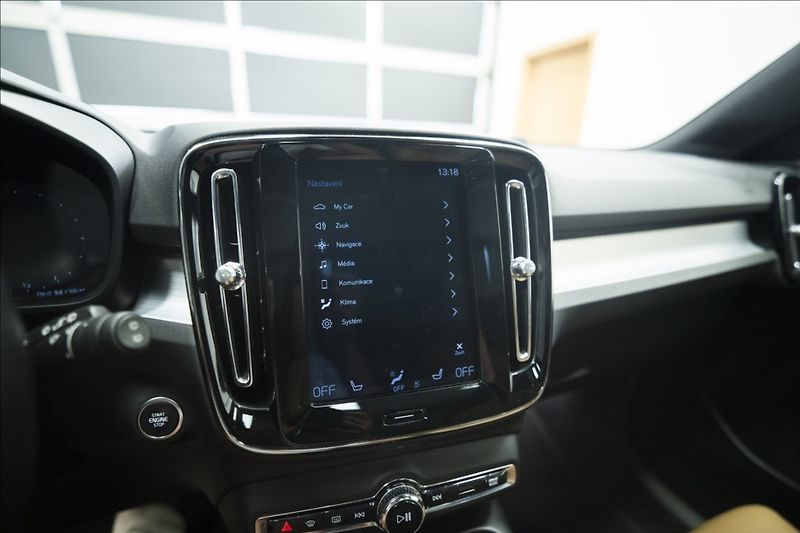 Volvo XC40 2,0 D4 AWD NAVI KAMERA TAŽNÉ - fotka 37 z 46