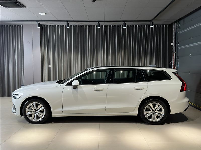 Volvo V60 (2026) 2,0 B4  Core - fotka 2 z 38