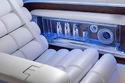 Nový Mercedes-Benz VLS bude luxusní dodávka. Zadní část připomíná obývací pokoj.