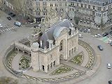 Ve francouzském Lille mají na kruháku hotel Porte de Paris.