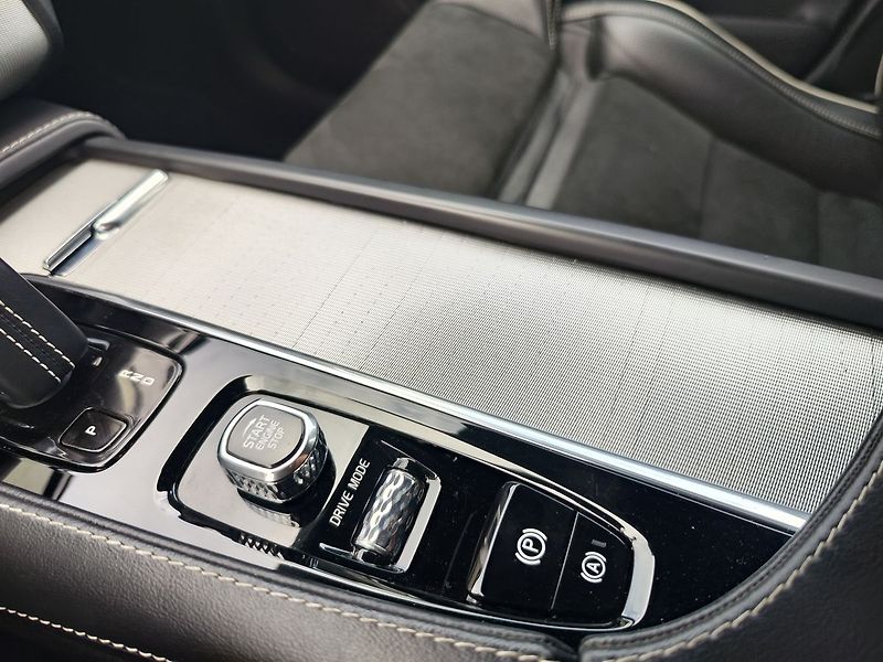 Volvo XC90 B5 2.0/173kW R-Design AT 4x4 - fotka 30 z 39