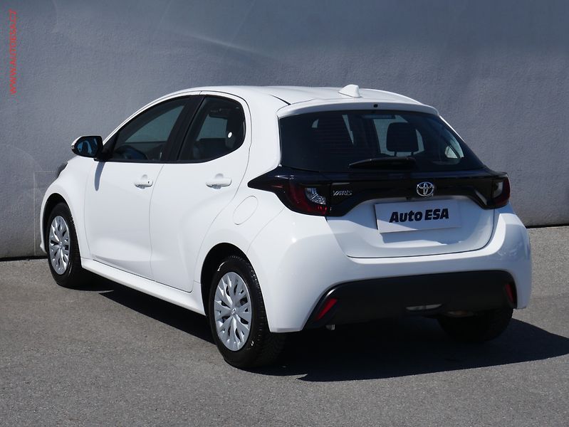 Toyota Yaris (2023) 1.5i, 1.maj,ČR, Dynamic, AC - fotka 6 z 23