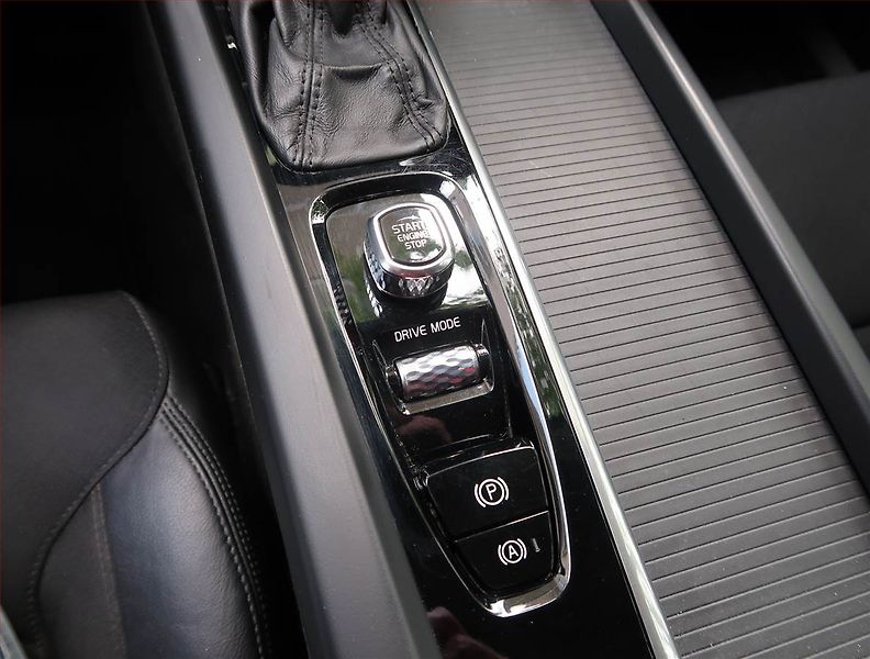 Volvo XC60 (2019) D4 - fotka 19 z 27