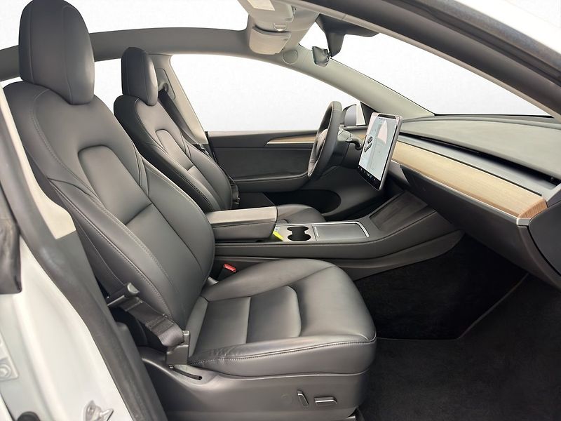 Tesla Model Y Long Range AWD - fotka 24 z 29