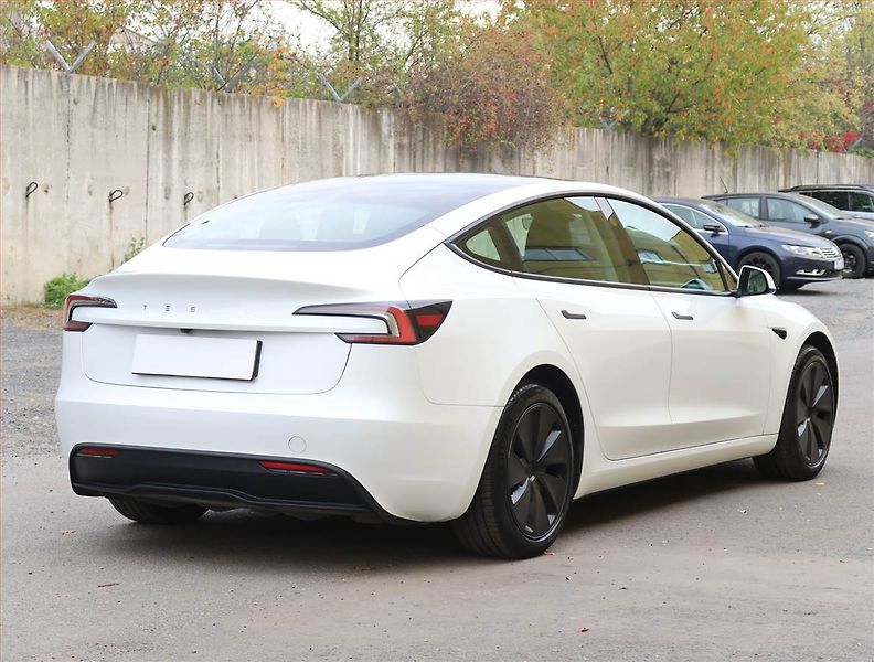 Tesla Model 3 (2023) Standard Range 60kWh, SoH 94% - fotka 5 z 32