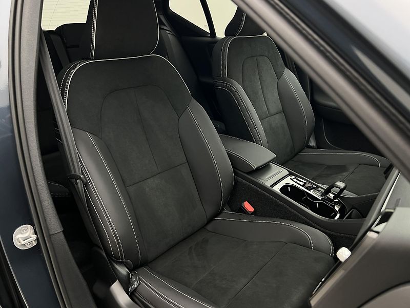 Volvo XC40 (2026) B4 ULTRA DARK AUT - fotka 23 z 43