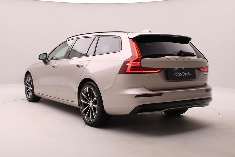 Volvo V60 T6 AWD PLUG-IN DARK REZERVACE - fotka 11 z 58