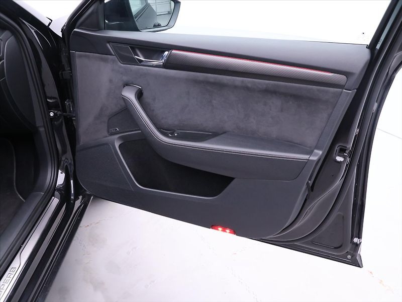 Škoda Superb 2,0 TDI 140kW DSG CZ Sportline - fotka 13 z 38