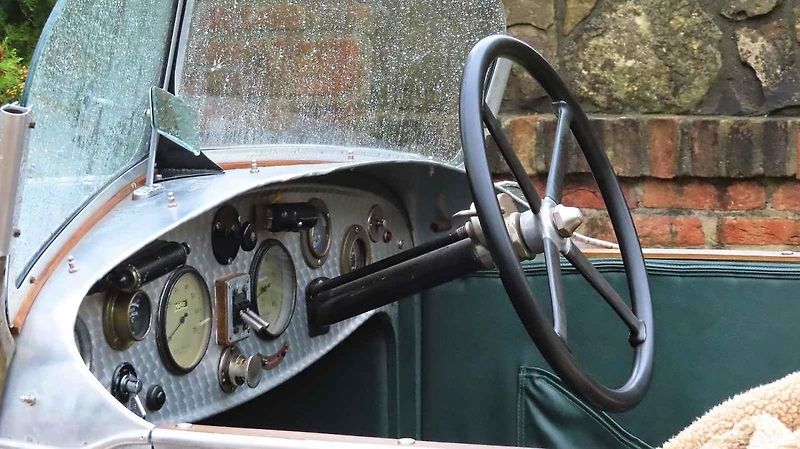 Pálavský Oldtimer přilákal na Břeclavsko desítky elegantnch veteránů.