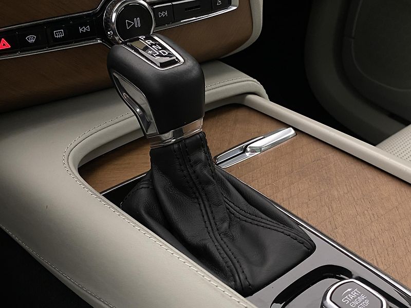 Volvo XC90 D5 AWD INSCRIPTION REZERVACE - fotka 27 z 56