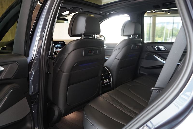 BMW X5 M50d, M Professional, Masáž - fotka 49 z 57