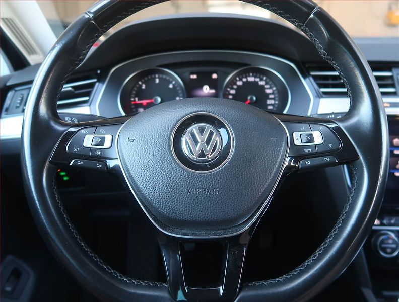 Volkswagen Passat (2019) 2.0 TDI, Kůže, Navi, Tempomat - fotka 16 z 19