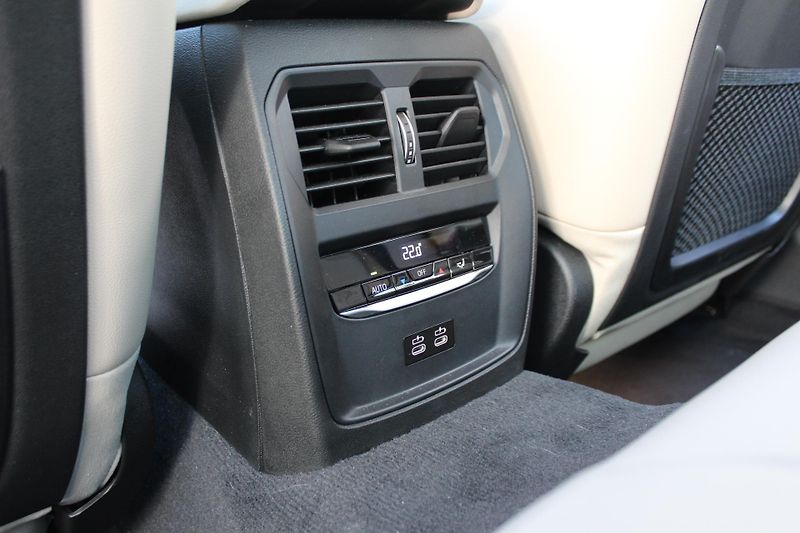 BMW Řada 3 M340i xDrive Sedan - fotka 13 z 25