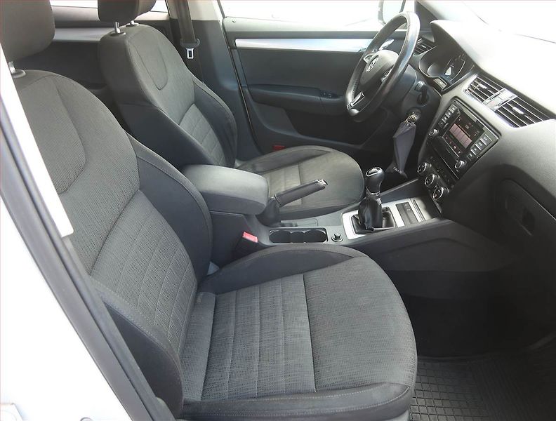Škoda Octavia (2015) Elegance 1.6 TDI, Tempomat - fotka 9 z 16