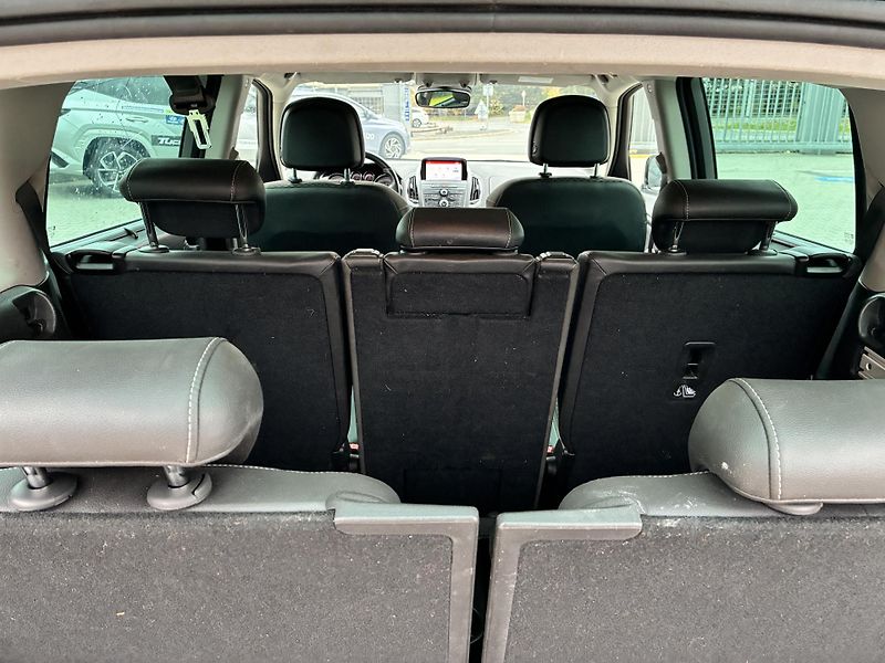 Opel Zafira Tourer 2.0CDTi 125kW AT 7MÍST - fotka 27 z 29