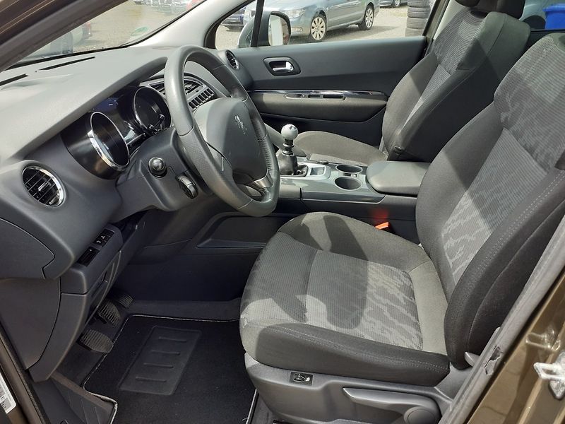 Peugeot 3008 (2011) 1.6 i  16V 115Kw - fotka 17 z 36