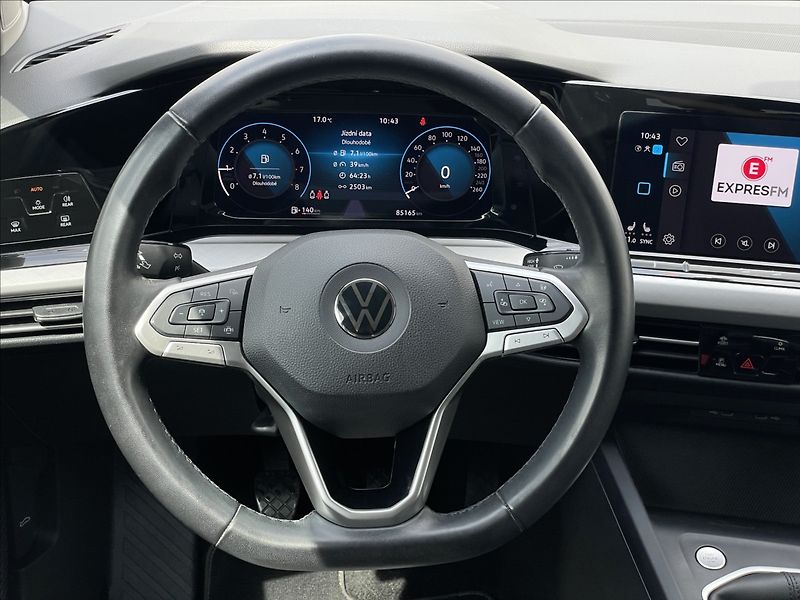 Volkswagen Golf 1,0 TSI Life KESSY+Kamera - fotka 8 z 23