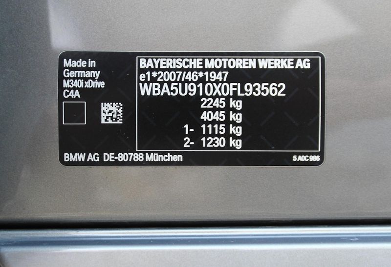 BMW Řada 3 M340i xDrive Sedan - fotka 25 z 25