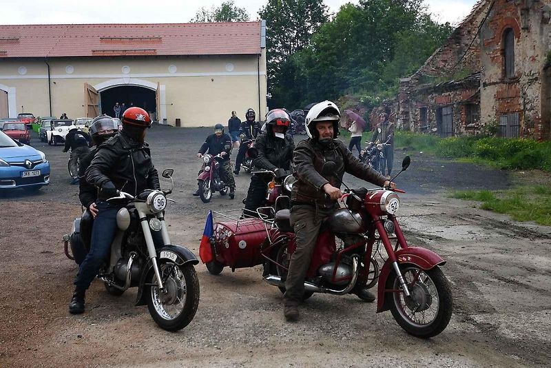 Na oblíbenou vyjížďku veteránů Po pašeráckých stezkách vyrazili řidiči se svými skvosty navzdory nepřízni počasí.
