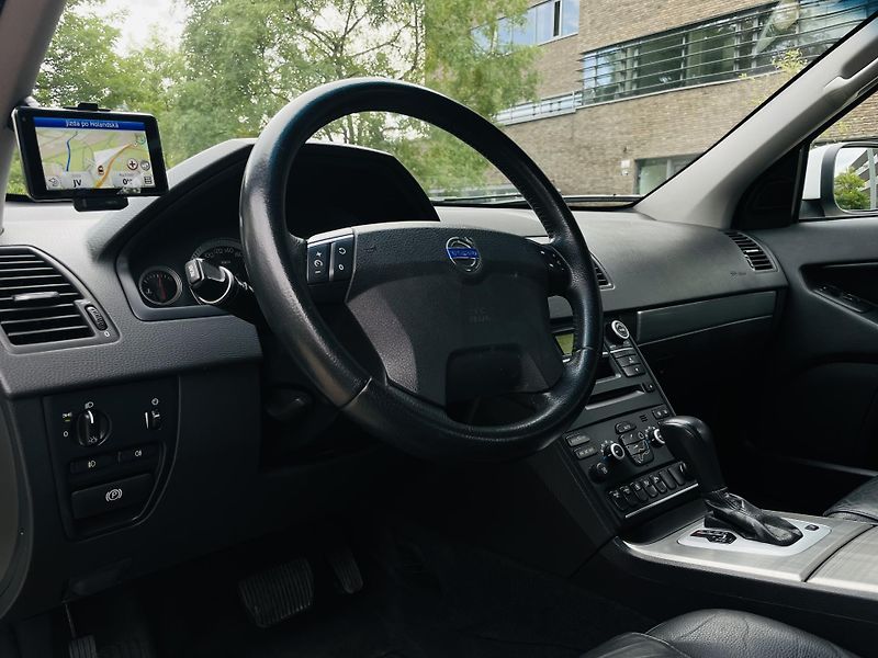 Volvo XC90 2.4D5 4x4 AUT VÝHŘEV SENZORY - fotka 26 z 40