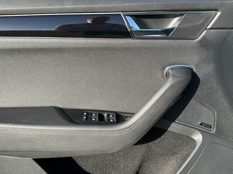 Škoda Superb L&K 2.0 TDI 147 kW DSG Combi - fotka 13 z 23