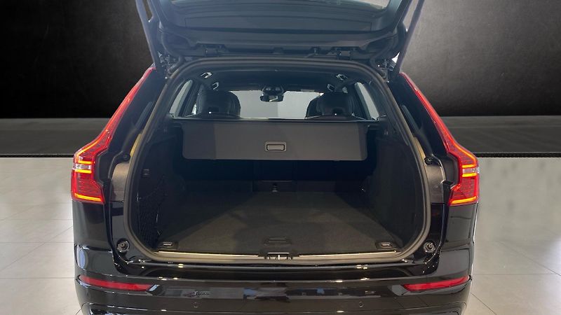 Volvo XC60 (2026) PLUS BLACK EDITION, B5 AWD, 18 - fotka 6 z 14