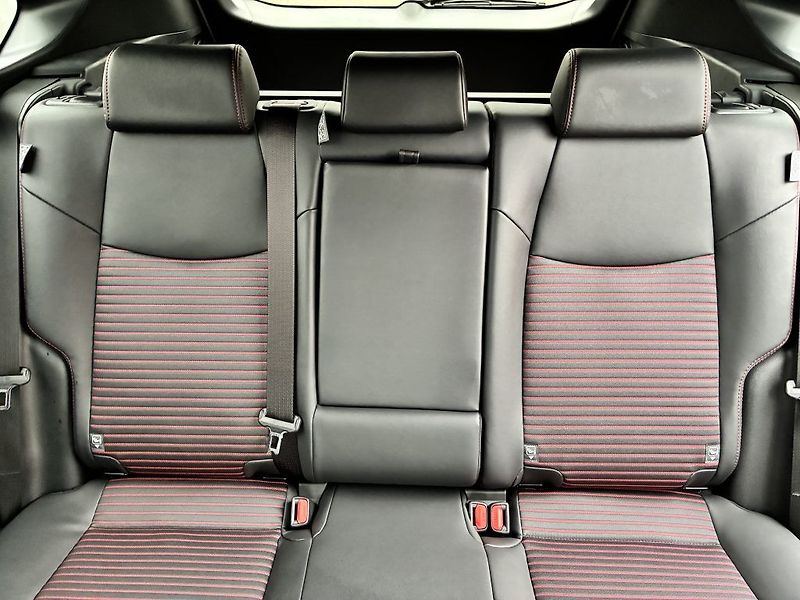Toyota RAV4 2.5 Plug-in 185 Selection - fotka 11 z 27