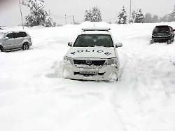 Tohle je auto, co jezdí do střediska vždy jako první. Auto vlekařů také dost často zasahuje ve chvíli, kdy někdo zablokuje jednou příjezdovou cestu, což se stává poměrně často.