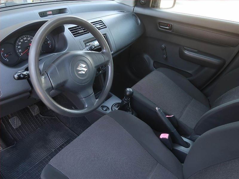 Suzuki Swift (2010) 1.3 - fotka 7 z 15