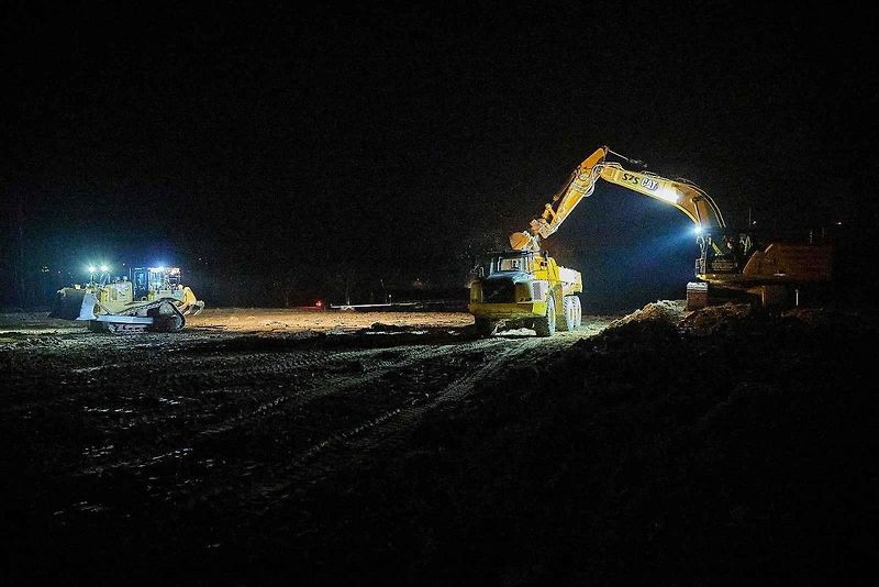 Na stavbě dálnice D11 se pracuje i za tmy.