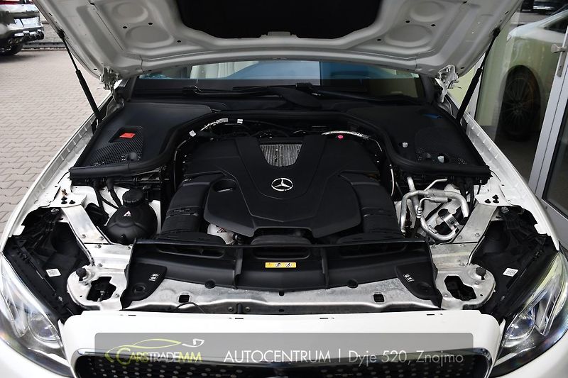 Mercedes-Benz Třídy E 400 4MATIC AMG ACC ČR HUD - fotka 49 z 53