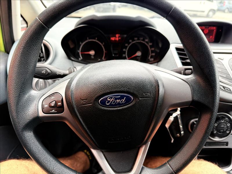 Ford Fiesta 1,2 i SPORT - fotka 11 z 27
