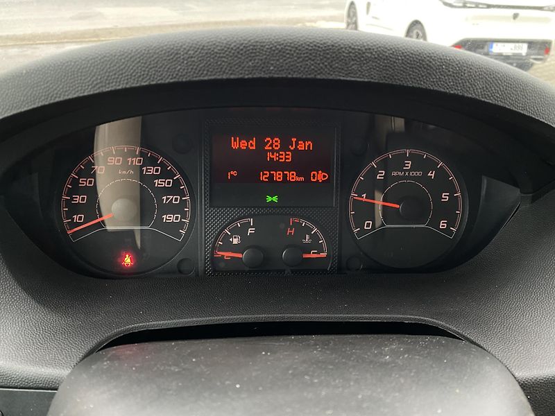 Peugeot Boxer (2019) L1H1 BlueHDi 140k MAN6 9 míst - fotka 17 z 22
