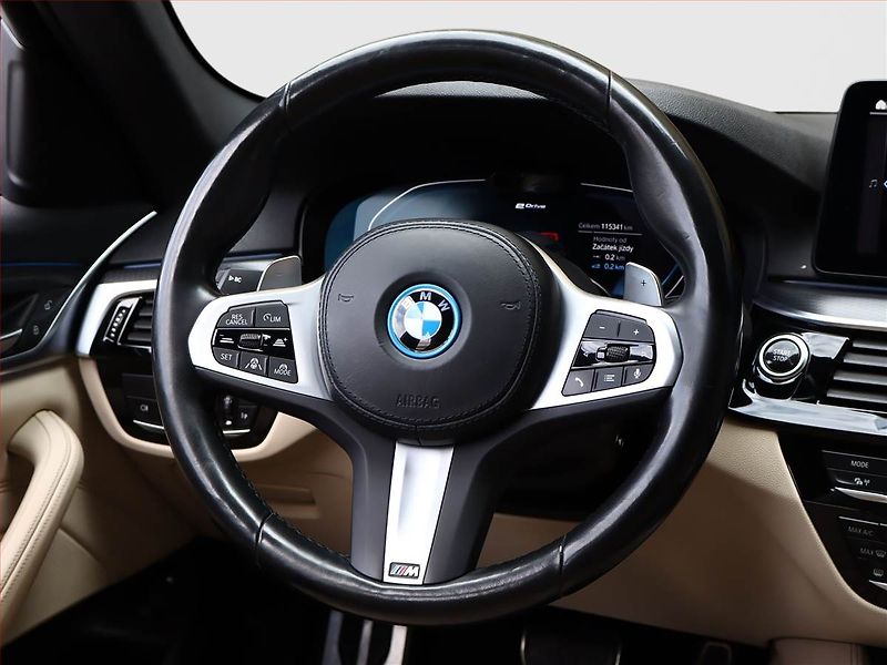 BMW Řada 5 (2022) M Sport 530e - fotka 14 z 28
