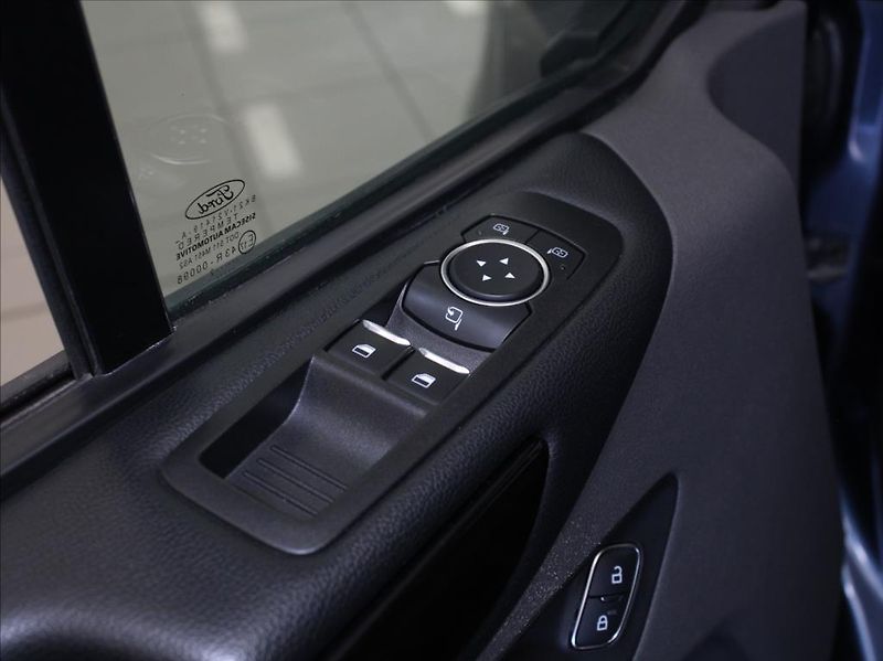 Ford Tourneo Custom 2,0 EB 95kW MT L1 Titan.8-míst - fotka 17 z 21