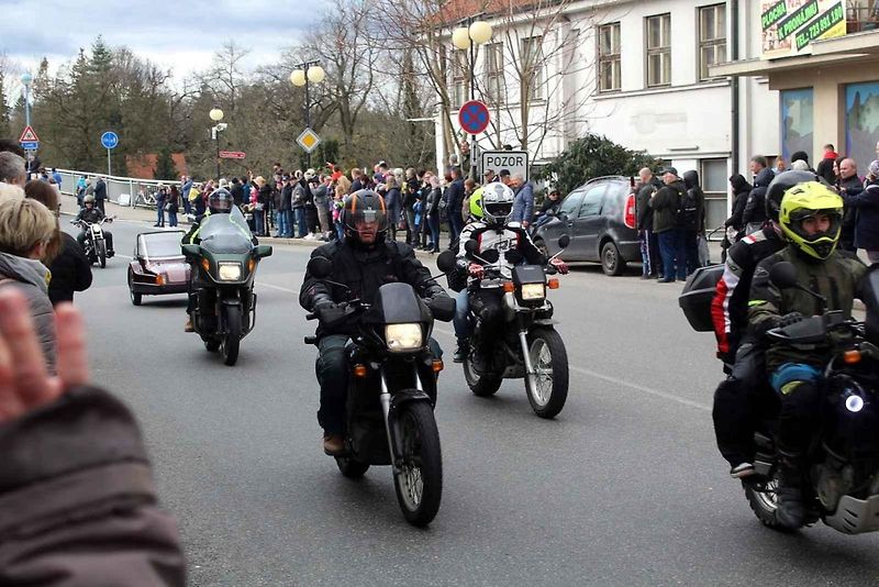 Z příjezdu spanilé jízdy motocyklů do Poděbrad.